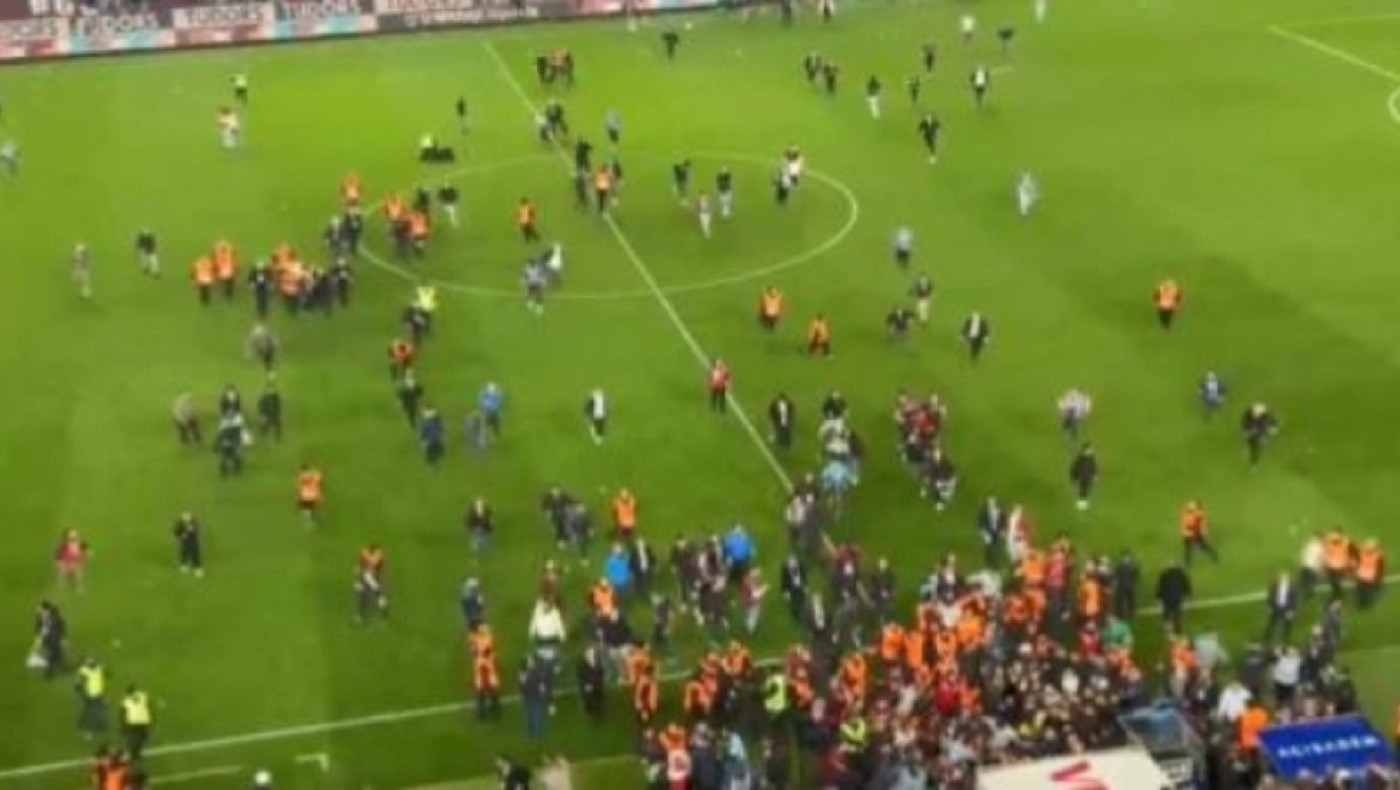 Τράμπζονσπορ: Ντου οπαδών στο γήπεδο και ξύλο με τους παίκτες της Φενέρ (vid)