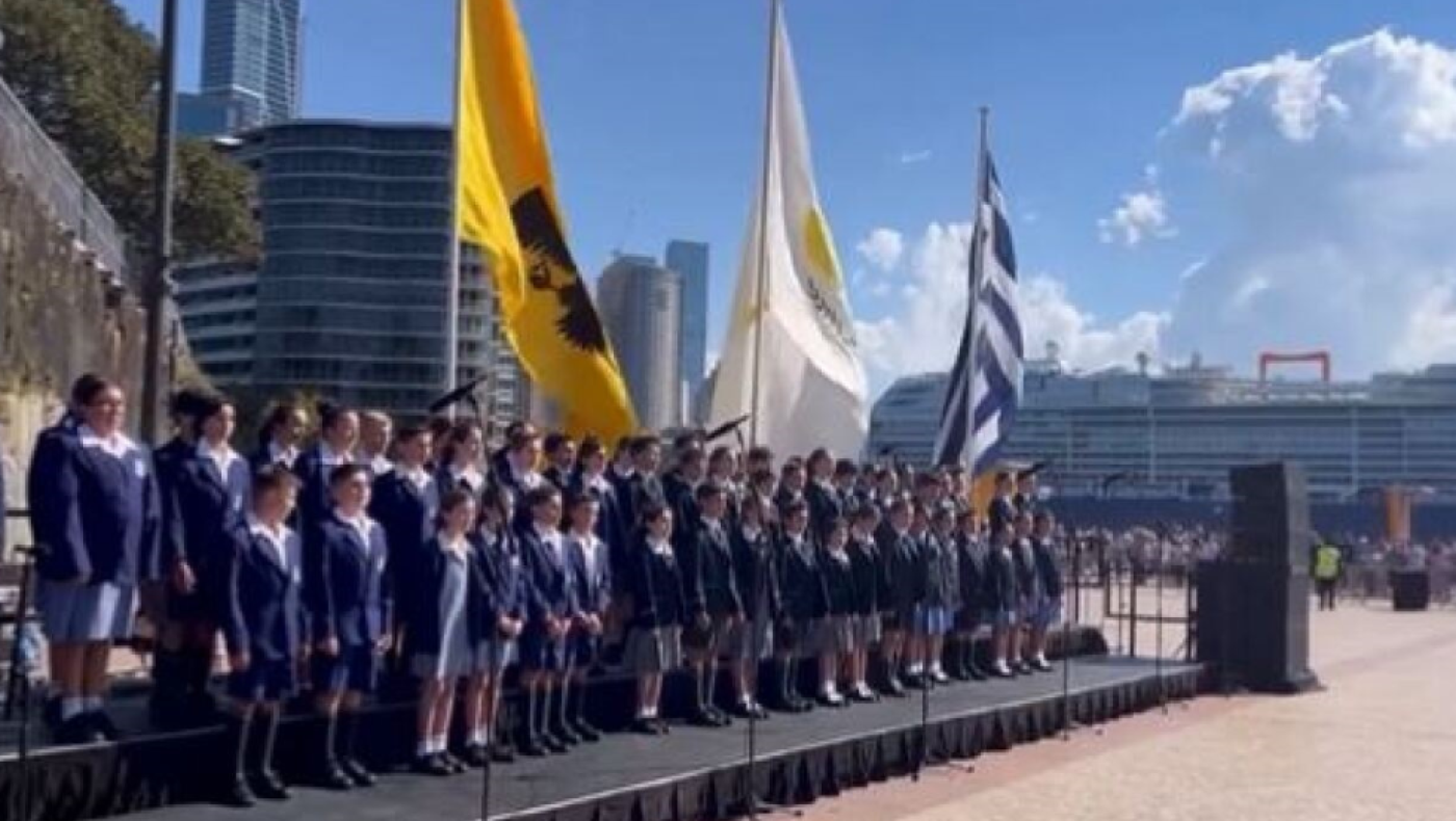 Αυστραλία: Οι Έλληνες της διασποράς τραγουδούν τον εθνικό ύμνο έξω από την όπερα του Σίδνεϊ (video)