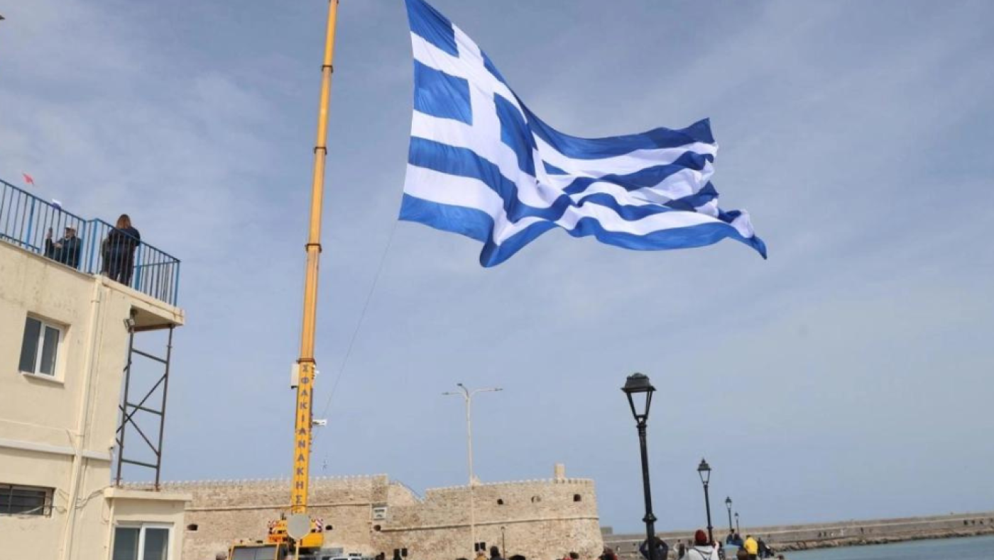 25η Μαρτίου: Σημαία 1,5 στρέμμα υψώθηκε στο λιμάνι του Ηρακλείου- Με γερανό η έπαρση
