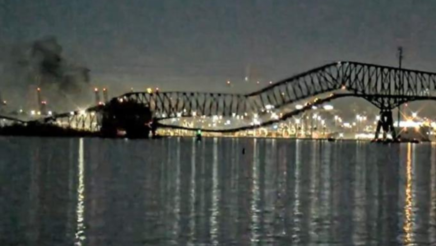 ΗΠΑ: Πλοίο έπεσε σε γέφυρα, οχήματα βρέθηκαν στο νερό! (vid)