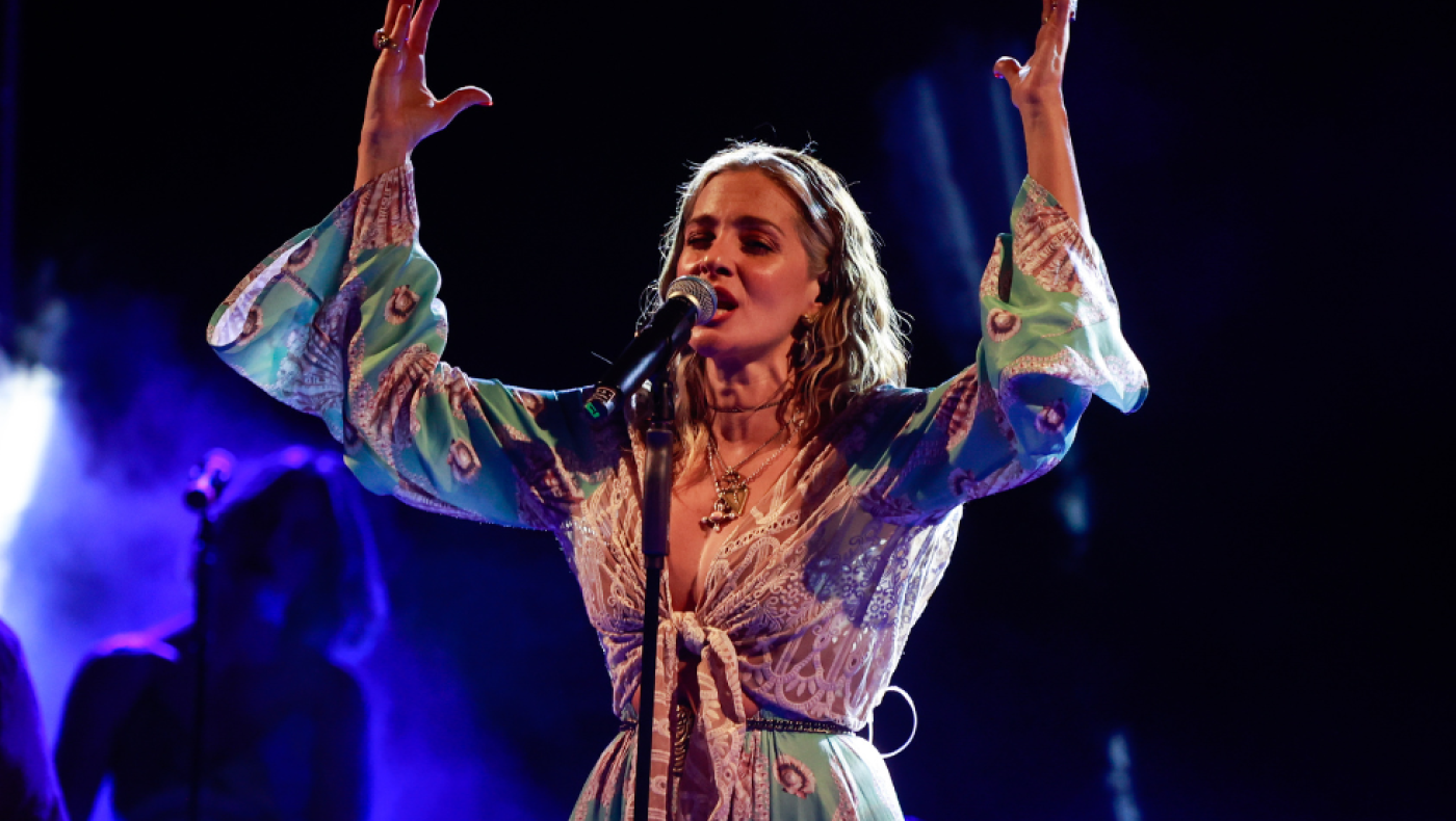 Η Μποφίλιου σταμάτησε συναυλία της: Διαμαρτυρία για τη 12χρονη στον Κολωνό (vid)