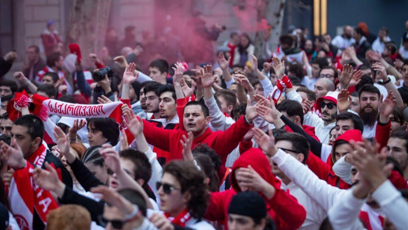 Εθνική Ελλάδος: Με «ερυθρόλευκη» πορεία στο γήπεδο οι οπαδοί της Γεωργίας (pic)