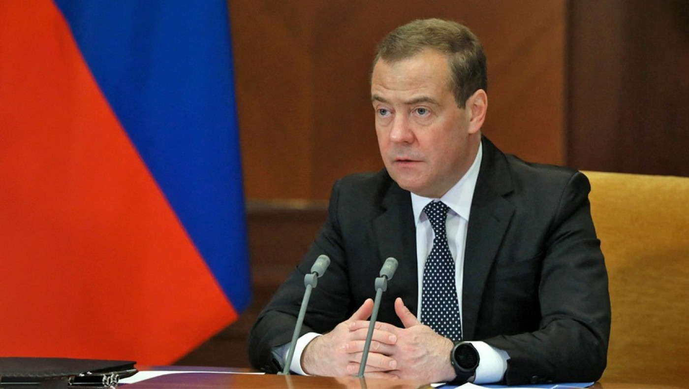 «Πυρά» Μεντβέντεφ για Μακρόν: «Ο άμυαλος Γάλλος πετεινός δεν μπορεί να ξεπεράσει την ιδέα της αποστολής στρατευμάτων στην Ουκρανία»