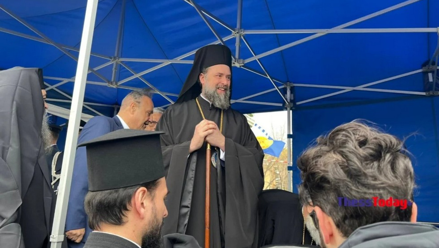 Ο Μητροπολίτης Θεσσαλονίκης Φιλόθεος ζήτησε πλαστική καρέκλα αντί για τον «θρόνο»