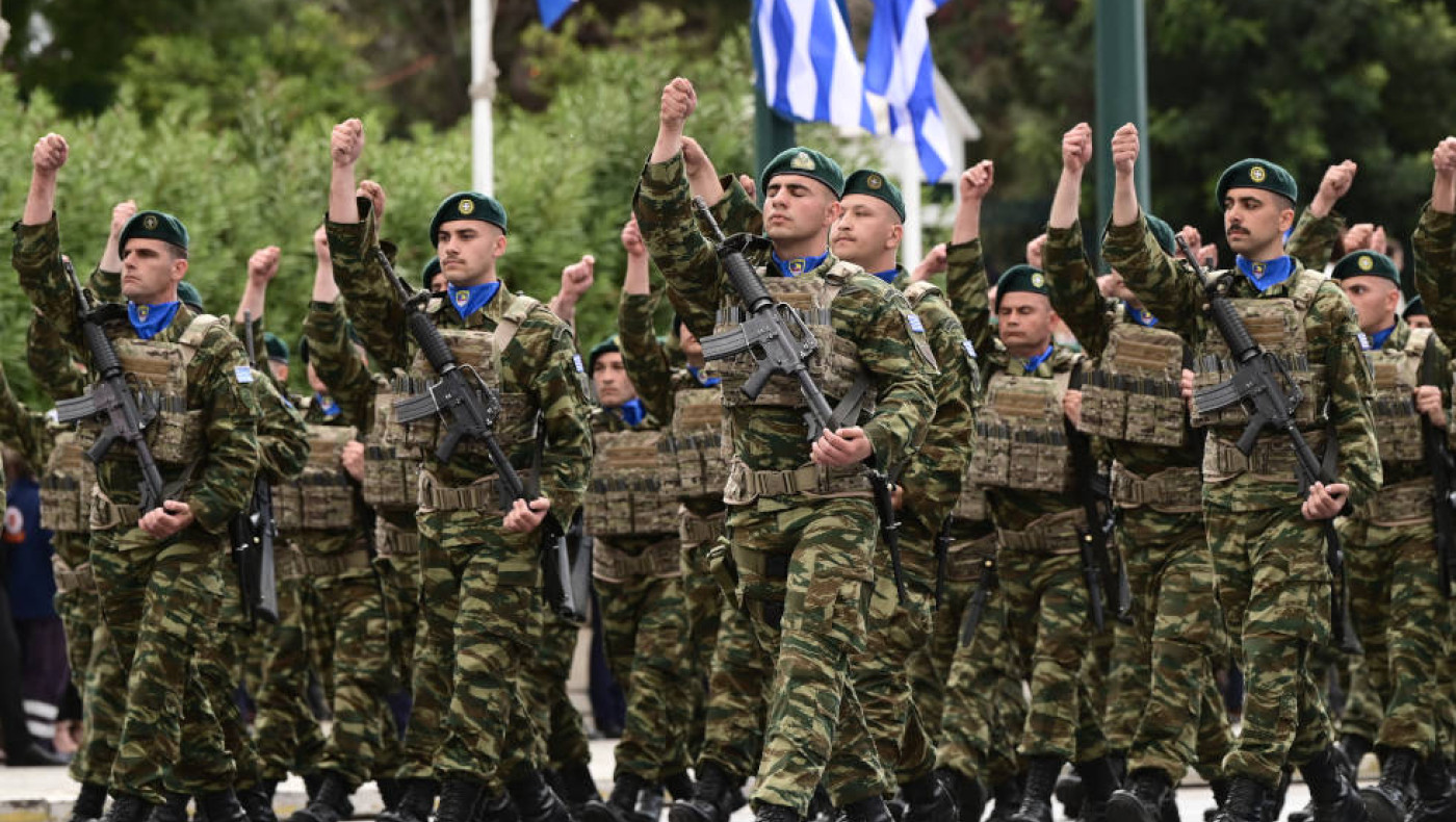 Στρατιωτική παρέλαση: Ευέλπιδες και ΟΥΚ τραγούδησαν το «Μακεδονία ξακουστή» (vid)