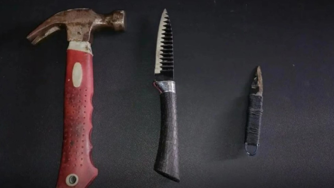 Κυψέλη: Με αυτό το σφυρί και το μαχαίρι τραυμάτισε μαθητή και διευθυντή σχολείου ο 19χρονος που συνελήφθη