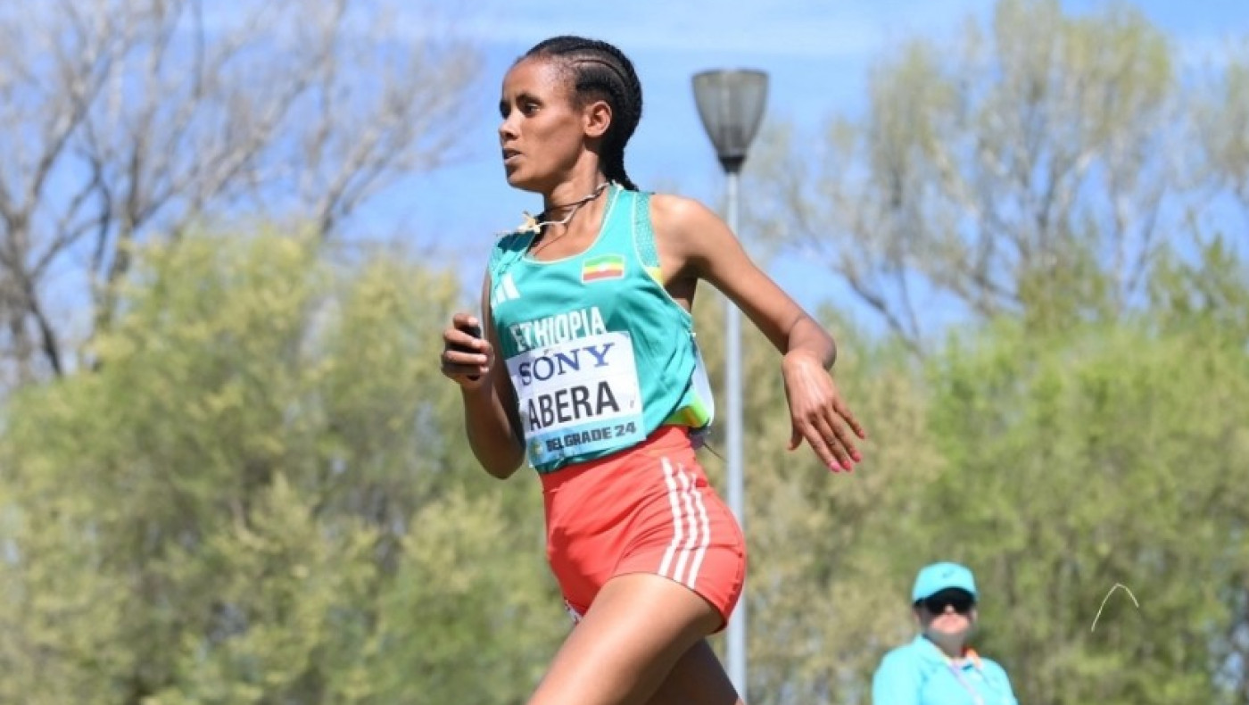 Έτρεξε με ένα παπούτσι και κατέκτησε το αργυρό μετάλλιο στο Παγκόσμιο ανώμαλου δρόμου!