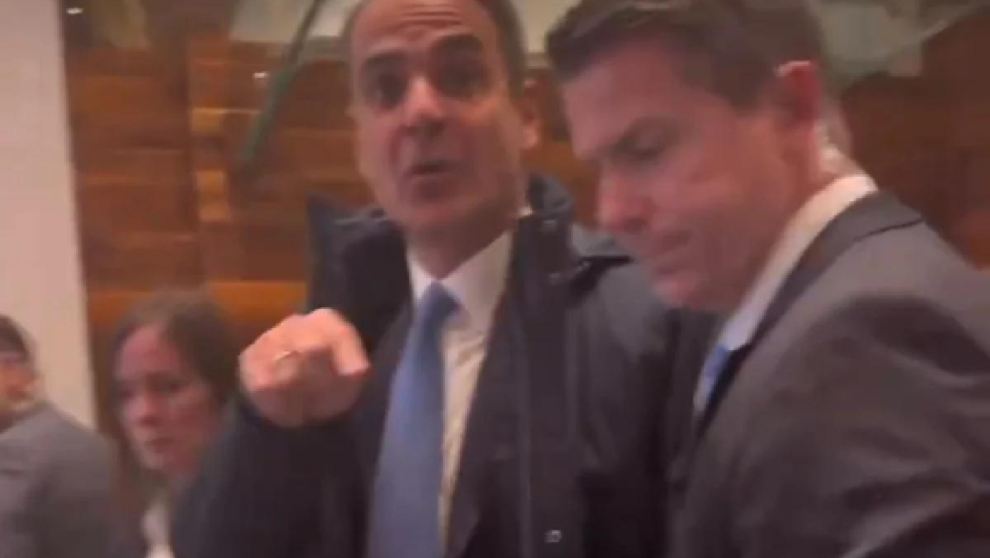 Επίθεση ακτιβίστριας σε Μητσοτάκη στον Καναδά: «Θα πρέπει να ντρέπεστε» (vid)