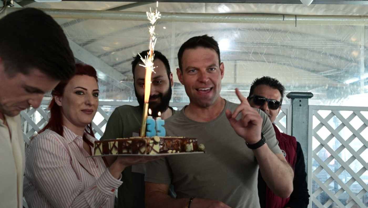 Κασσελάκης: Σε ψαροταβέρνα στη Θήβα γιόρτασε τα γενέθλιά του – Το λάθος με την τούρτα