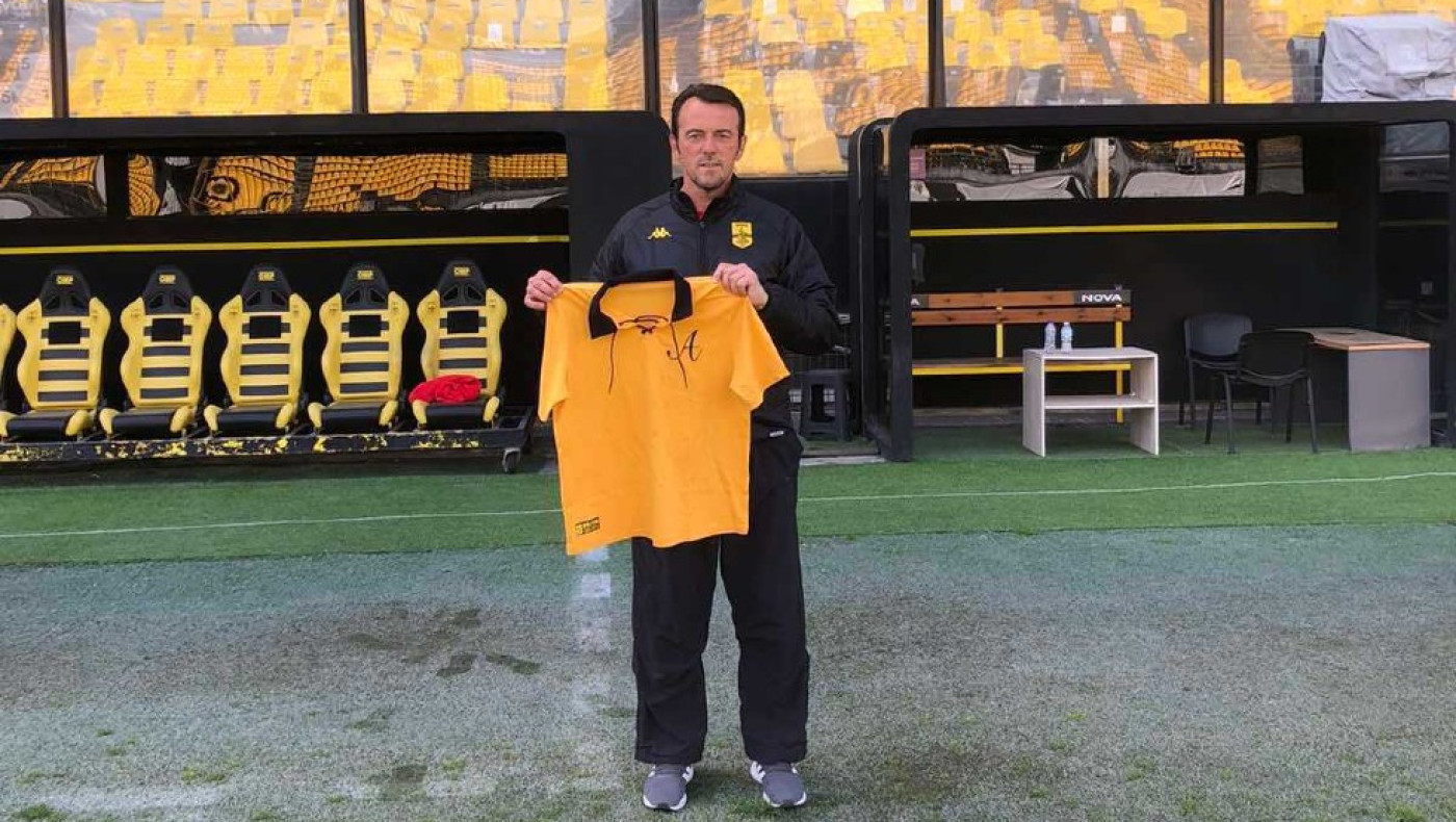 Κολτσίδας και Ταπούτος... πασάρουν τις επετειακές φανέλες του Άρη