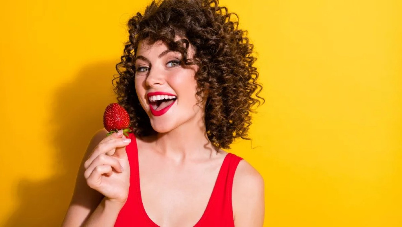 Χοληστερόλη: Το κατακόκκινο φρούτο που «διαλύει» τα λίπη στις αρτηρίες