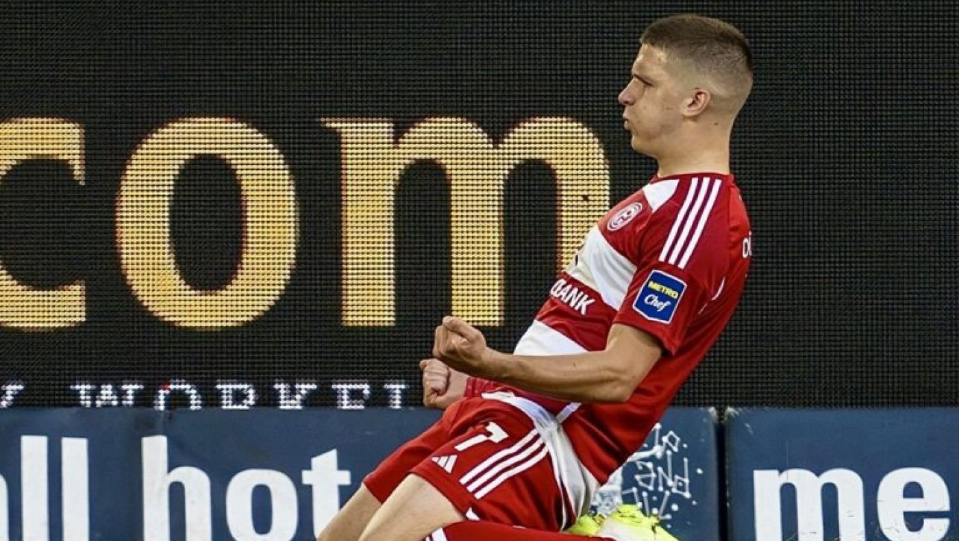 Ματιές του Ολυμπιακού στον  Χρήστο Τζόλη