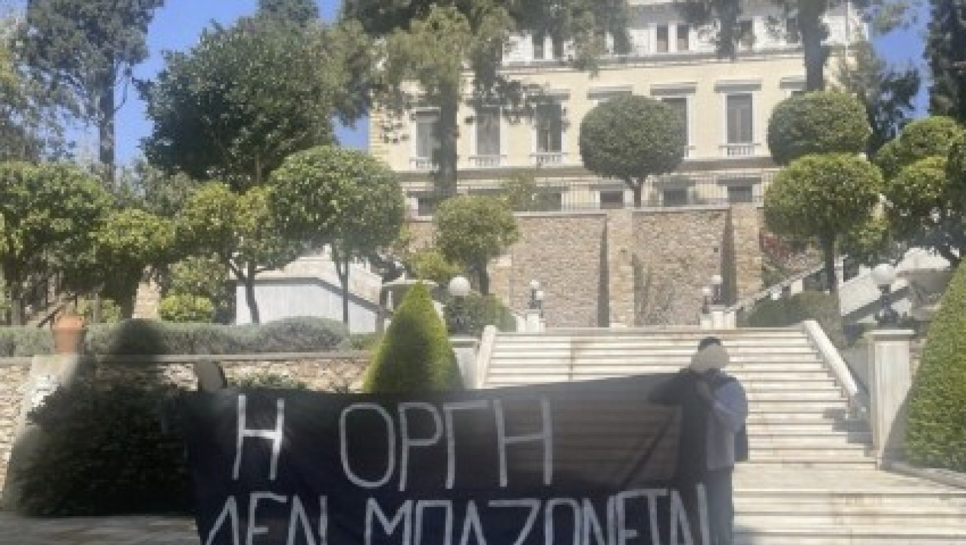 Μέλη του Ρουβίκωνα εισέβαλαν στη Βουλή και σήκωσαν πανό για τα Τέμπη (pics)