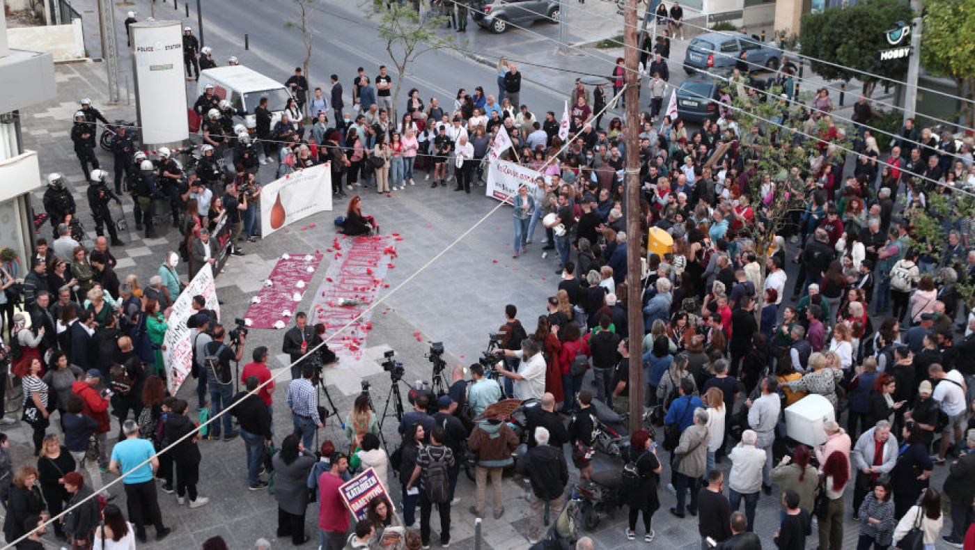 Συγκλονιστικό μήνυμα έξω από το Α.Τ. Αγίων Αναργύρων: «Πήγα να πεθάνω πριν χρόνια-Το ίδιο μου φέρθηκε η Αστυνομία...»