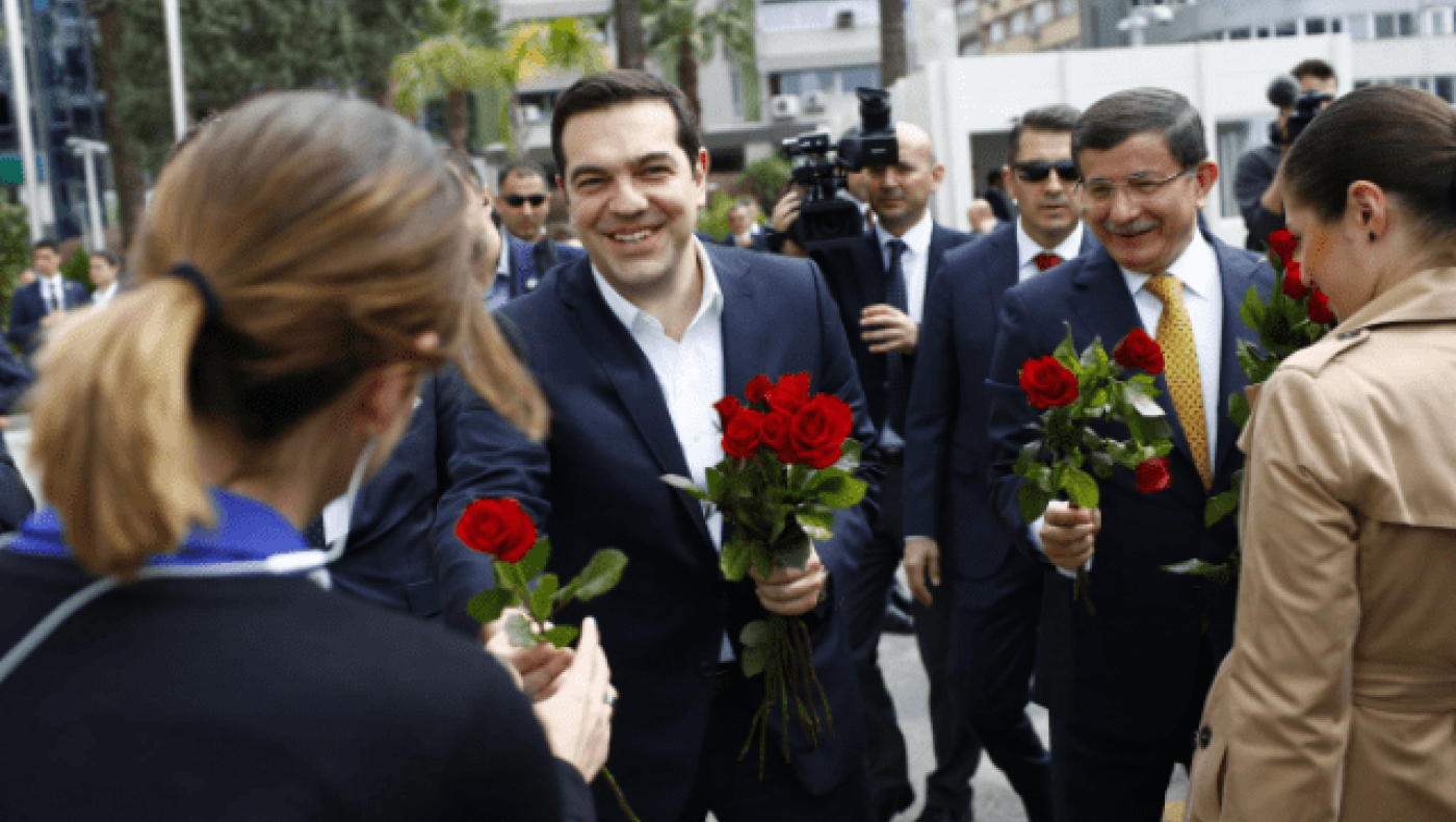 Τσίπρας & Νταβούτογλου μοίρασαν τριαντάφυλλα στις γυναίκες της Σμύρνης