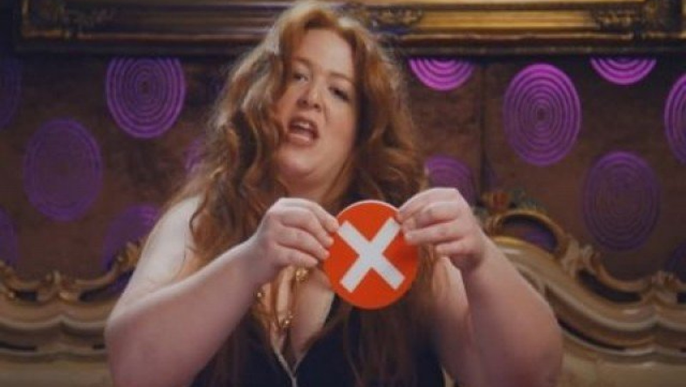 Η κοπέλα της... ακατάλληλης διαφήμισης του Αγίου Βαλεντίνου (ΒΙΝΤΕΟ)