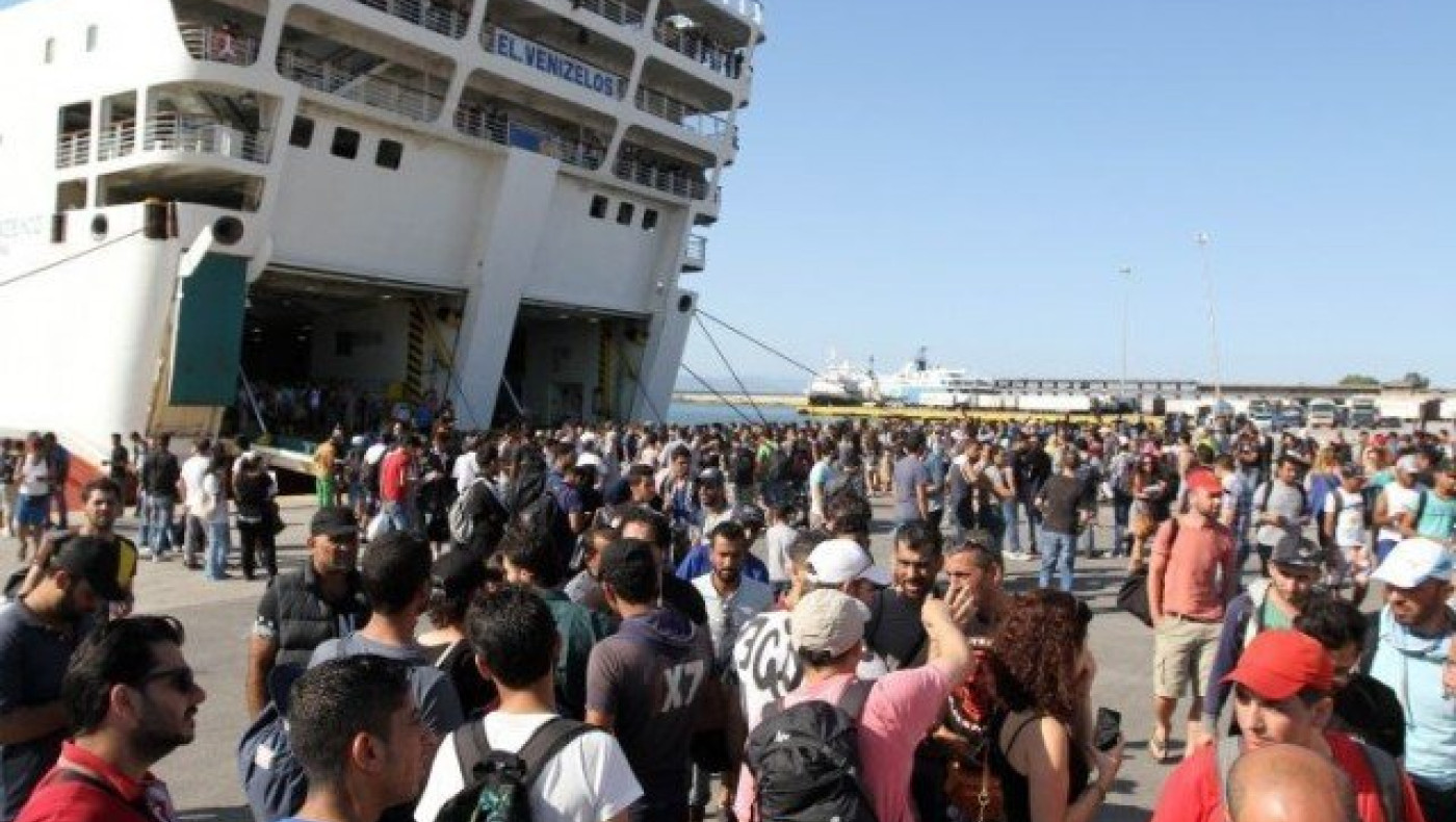 Ξύλο μεταξύ προσφύγων στον Πειραιά για... τη φόρτιση των κινητών!