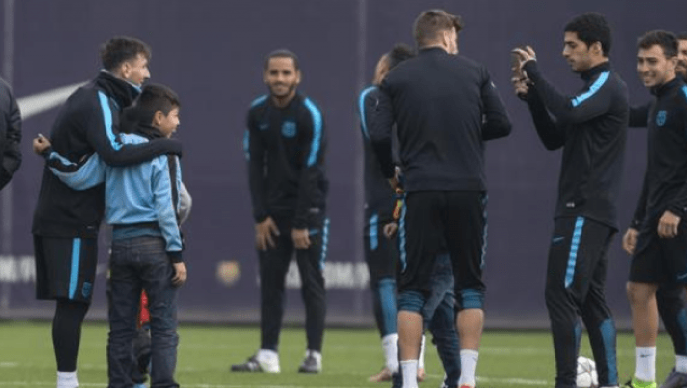 Πιτσιρικάδες έκαναν... ντου στην προπόνηση της Μπαρτσελόνα! (video)