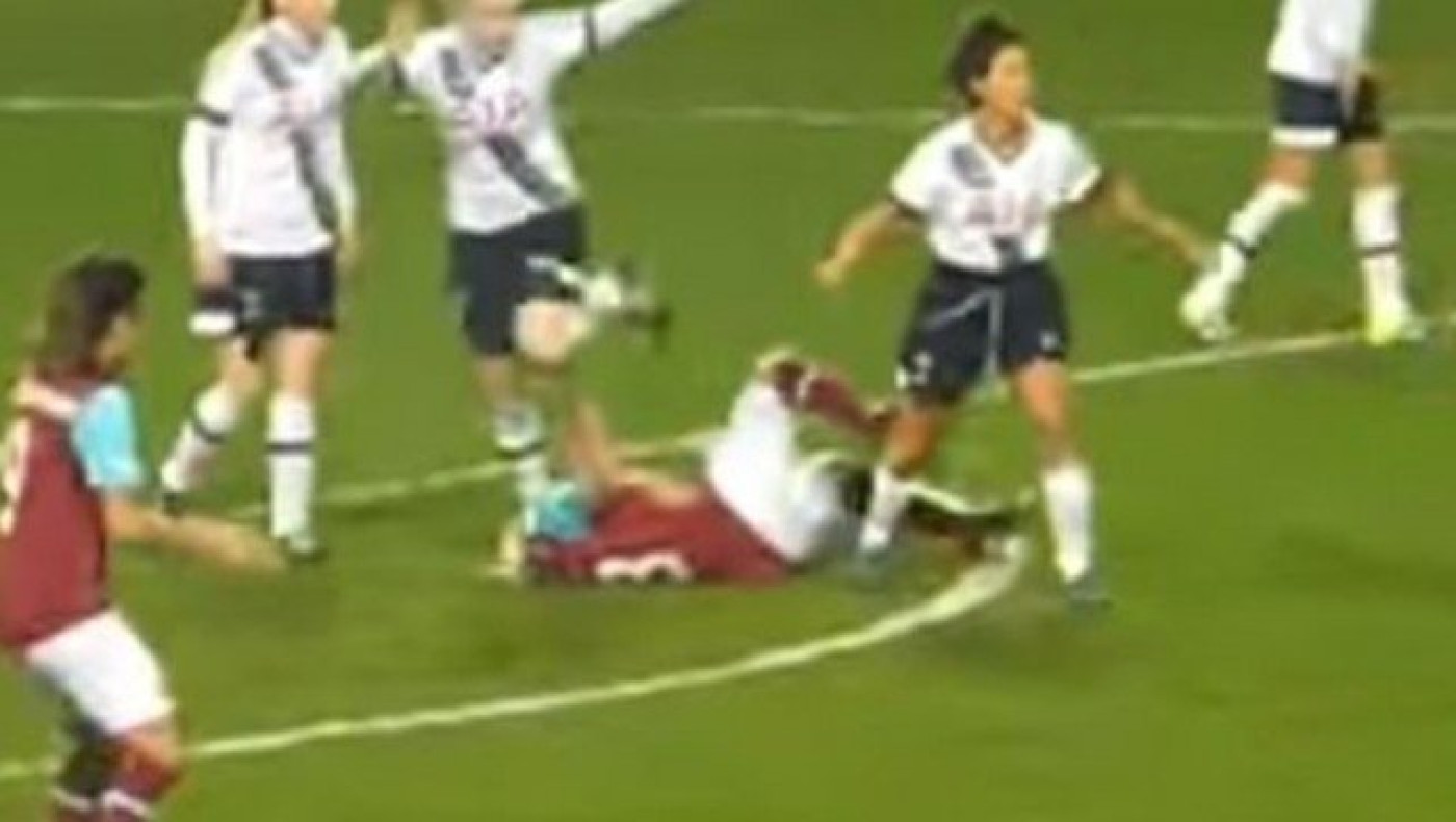Παίκτρια πάτησε στο κεφάλι αντίπαλό της στην Αγγλία! (VIDEO)