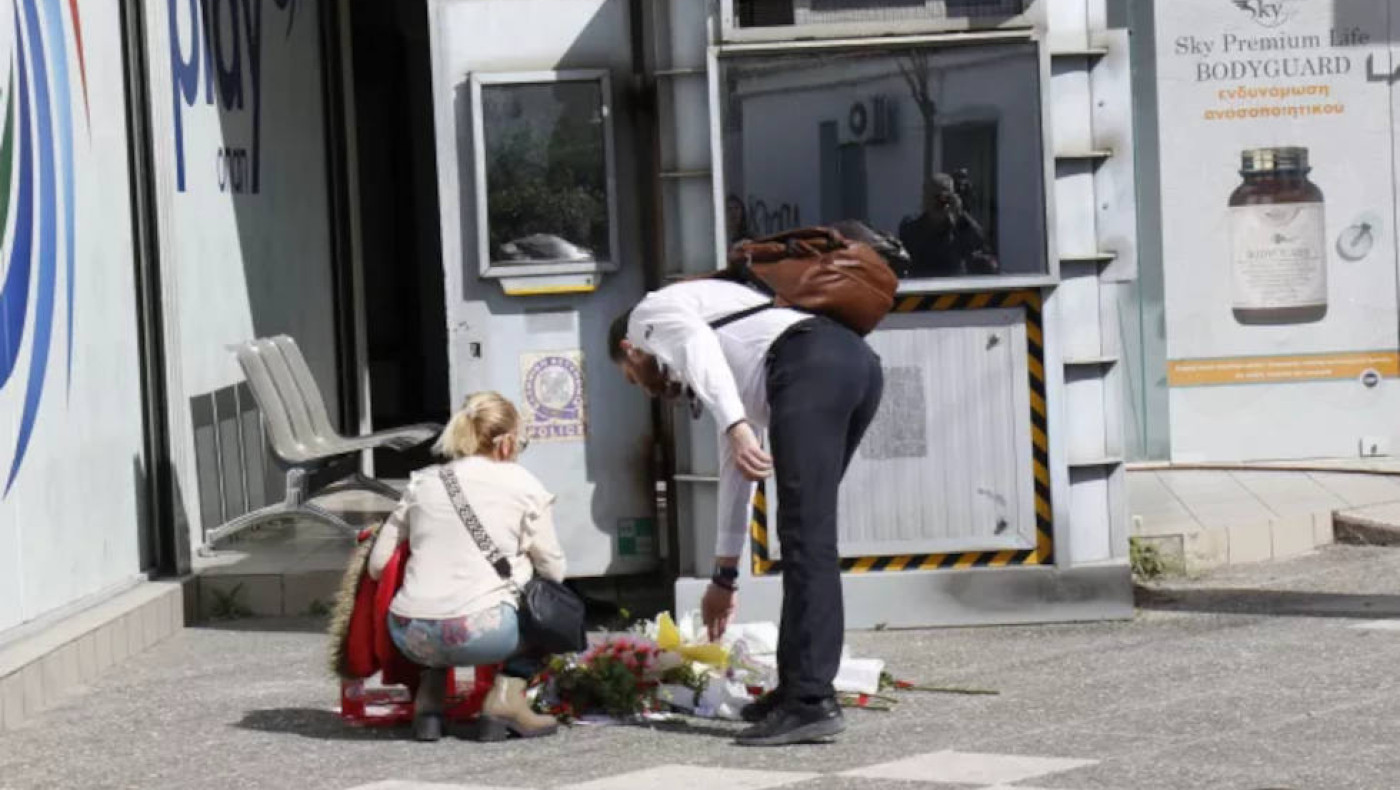 Άγ. Ανάργυροι: Αστυνομικοί ζήτησαν από τον κόσμο να μην αφήνει λουλούδια έξω από Τμήμα