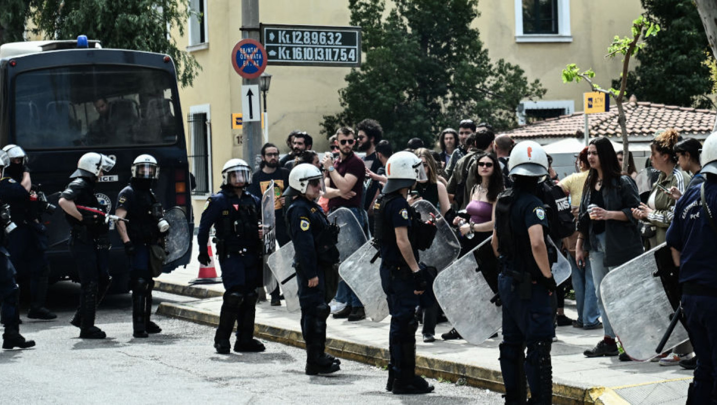 Σκηνικό έντασης στους Αγίους Αναργύρους: Επιχείρησαν να κάνουν «ντου»-Χρήση χημικών από την Αστυνομία