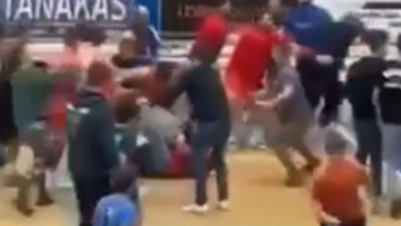 Επεισόδια με ξύλο μεταξύ παικτών και εισβολή φιλάθλων στο παρκέ σε αγώνα τοπικού στο Ναύπλιο