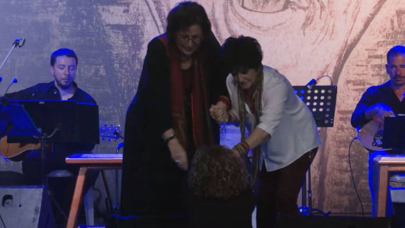 Συναυλία ΚΚΕ-Λύγισε η Μάγδα Φύσσα: Η Μαρία Φαραντούρη της αφιέρωσε το «Γελαστό Παιδί»