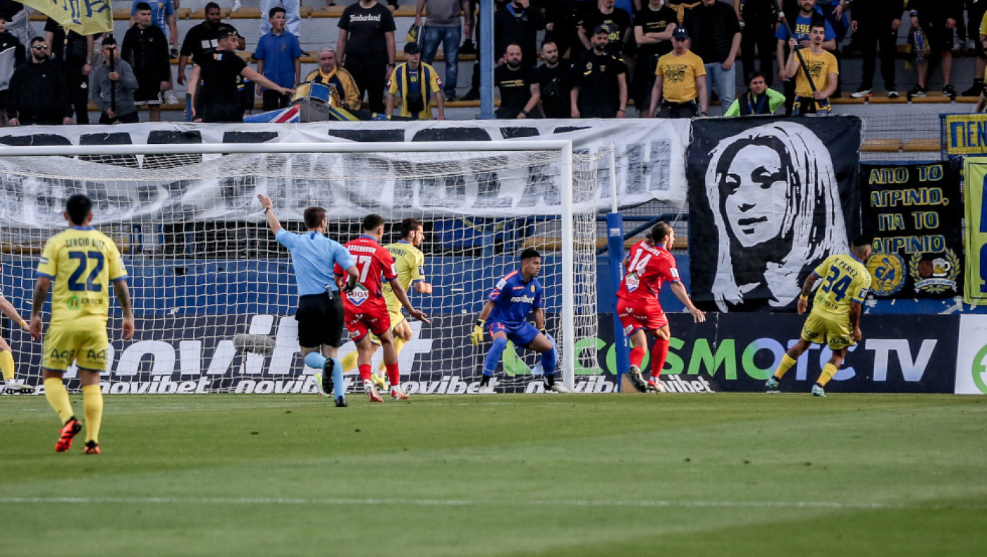 Παναιτωλικός: Το συγκλονιστικό πανό για την Μαρία Καρυστιανού στο Αγρίνιο