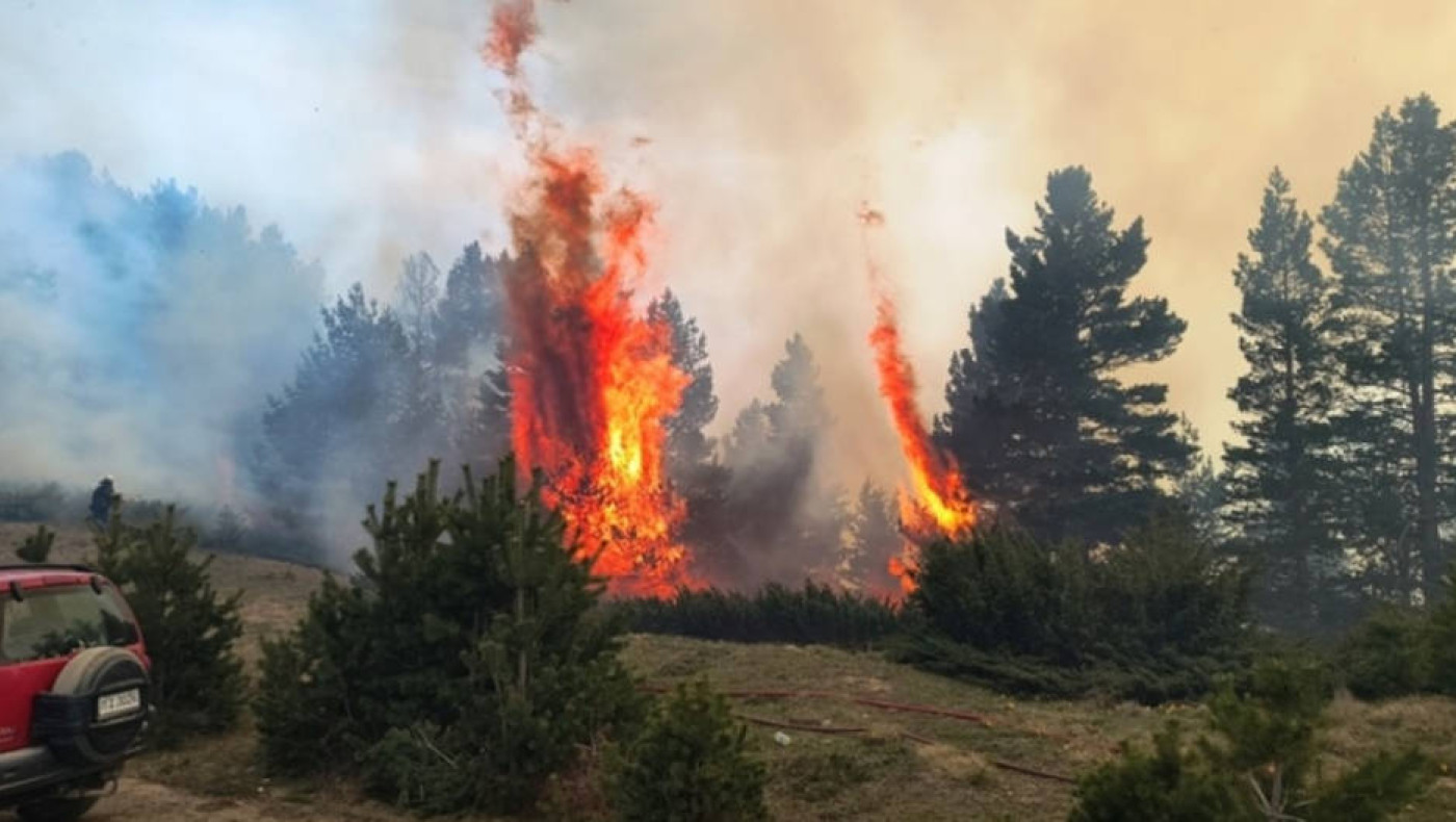 Φθιώτιδα: Φωτιά στα Καμένα Βούρλα-Καίει σε δύο μέτωπα