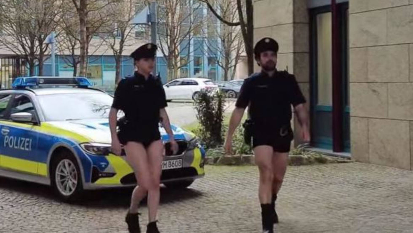 Βαυαρία: Αστυνομικοί διαμαρτυρήθηκαν χωρίς παντελόνια για την έλλειψη στολών (vid)