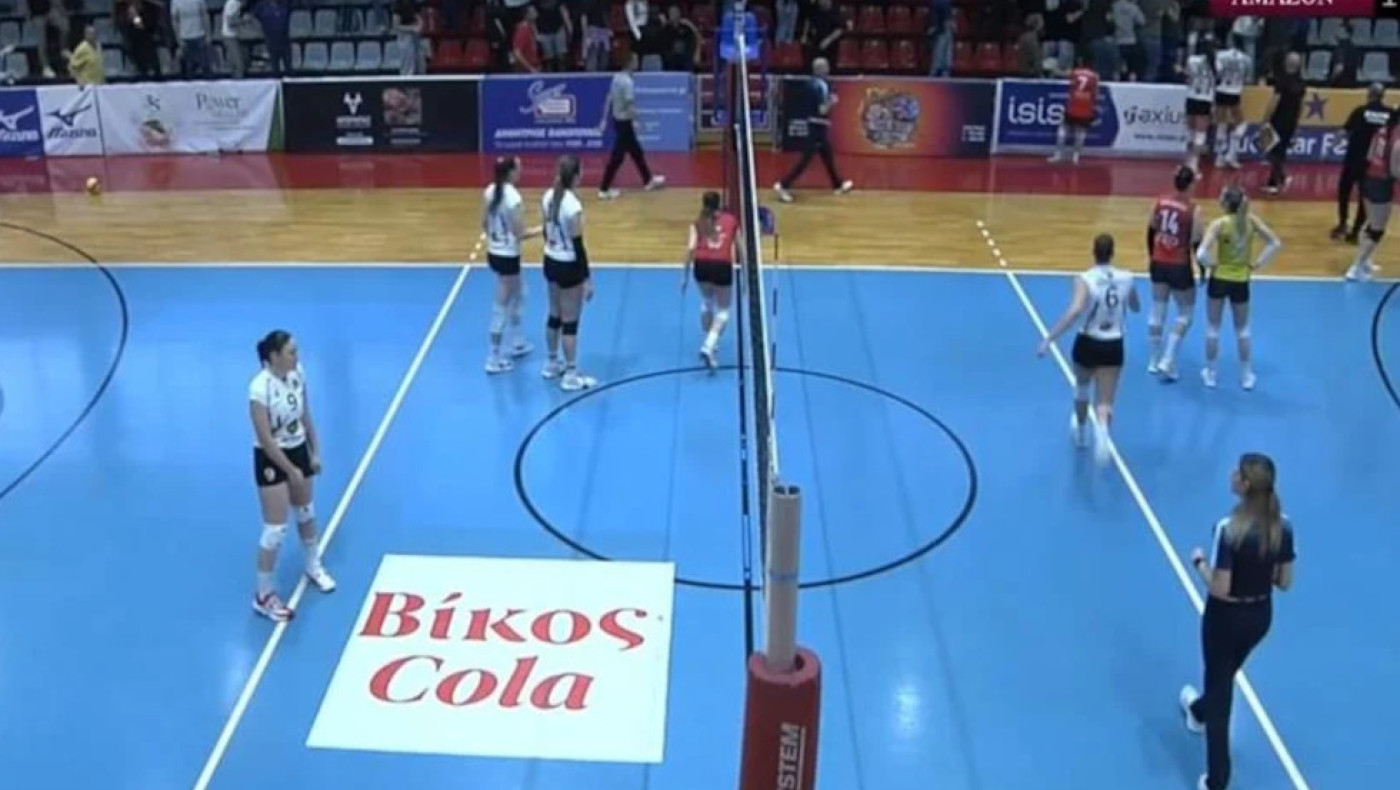 Επεισόδια σε αγώνα βόλεϊ γυναικών: Ανέβηκαν στην εξέδρα βολεϊμπολίστριες να χωρίσουν τους εμπλεκόμενους