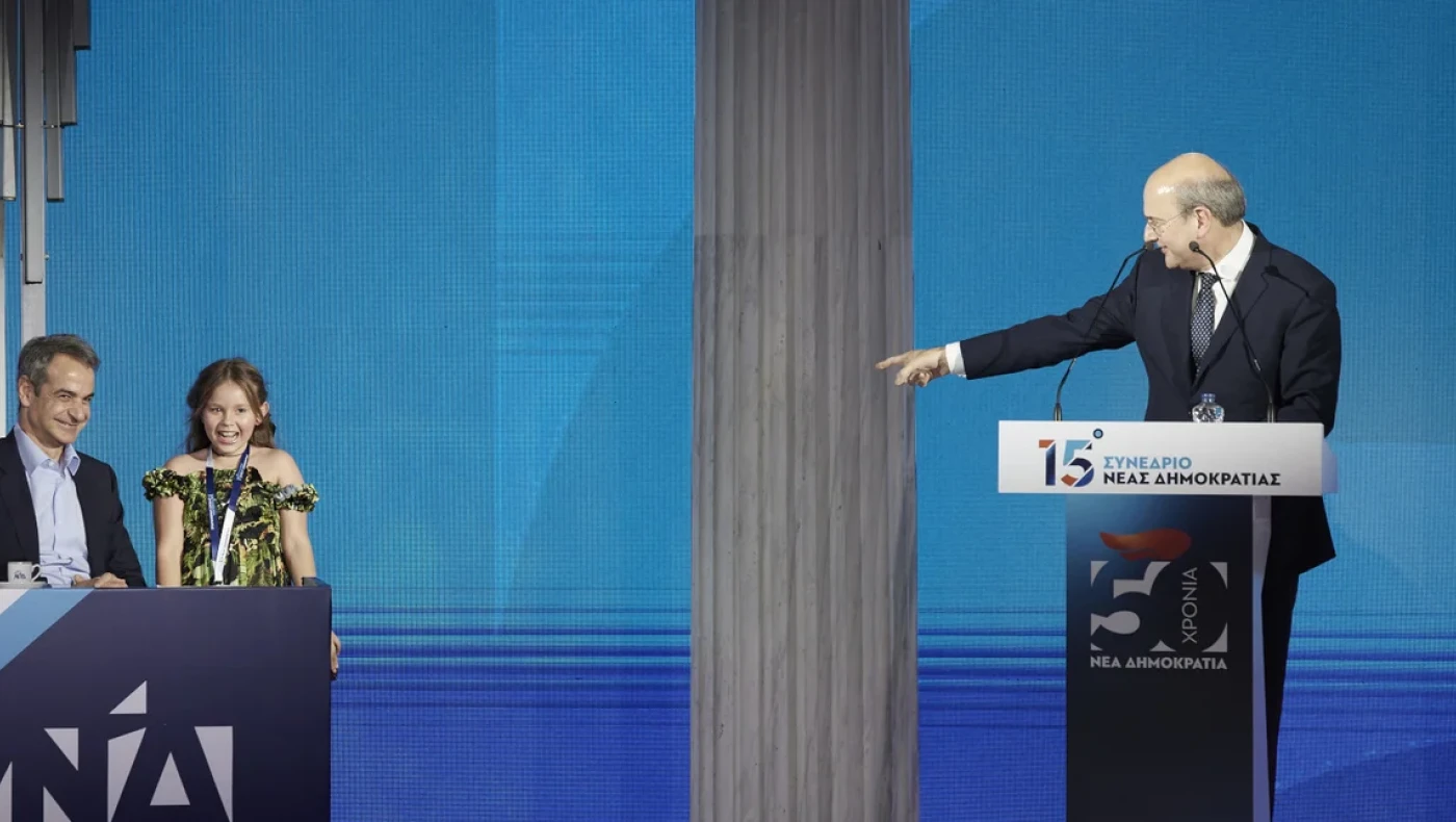 Συνέδριο ΝΔ: Το κοριτσάκι που διέκοψε την ομιλία Χατζηδάκη-«Μου κλέβεις την παράσταση!»