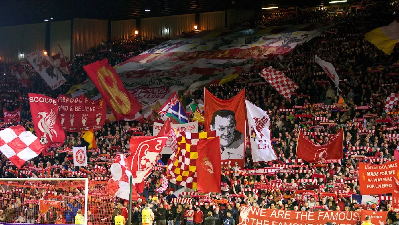 Ο Νίκος Κουλιανός μας ξεναγεί στα αποδυτήρια της Λίβερπουλ