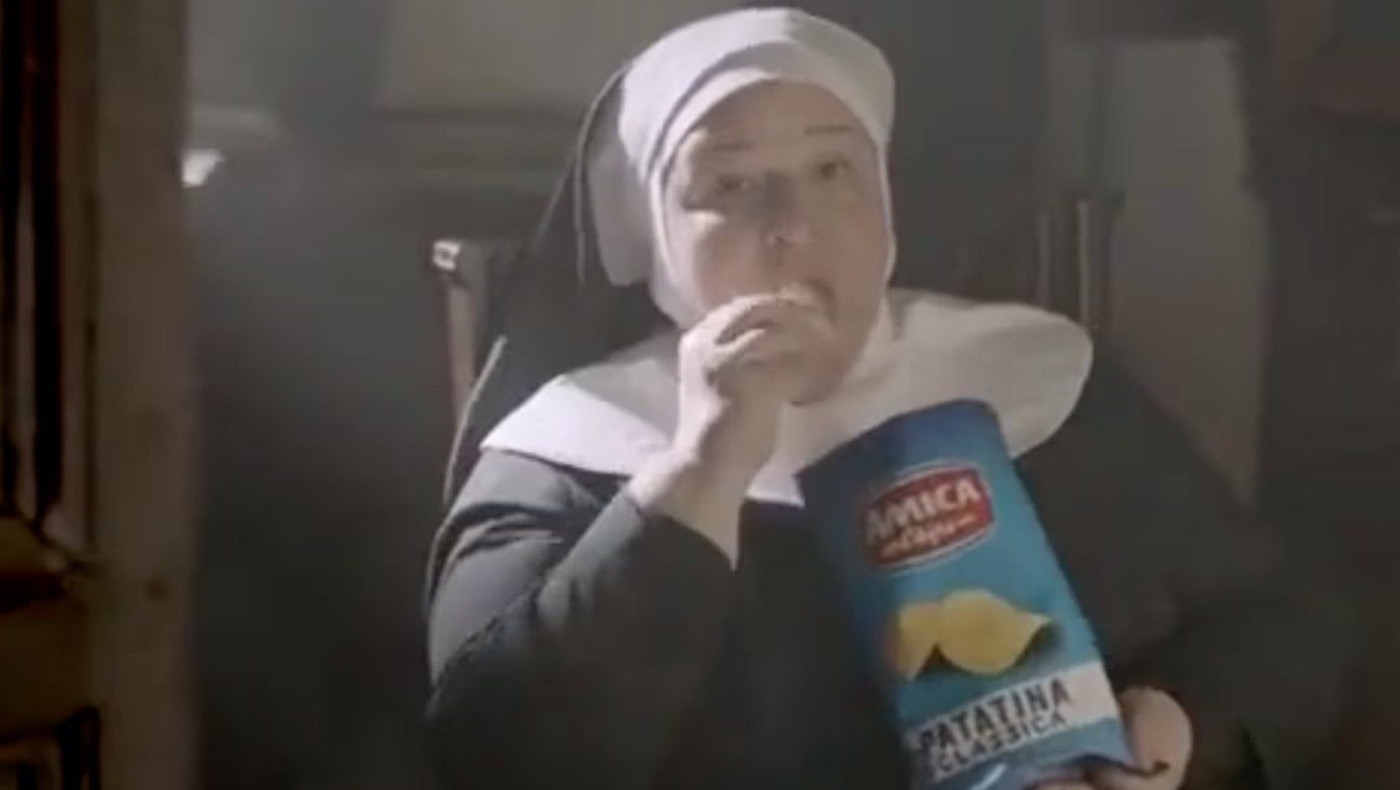 Καλόγριες τρώνε πατατάκια για… Θεία Κοινωνία!