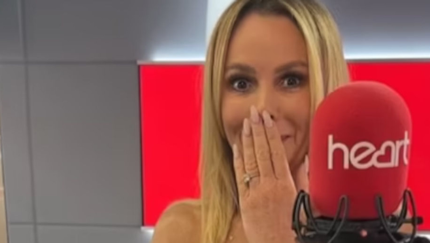 Αμάντα Χόλντεν: Βγήκε κυριολεκτικά από τα ρούχα της σε ραδιοφωνικό show