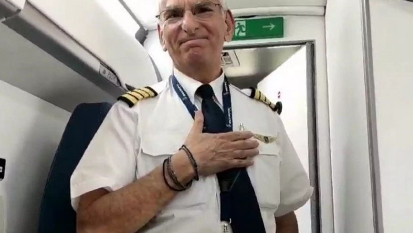 Χίος: Πιλότος γνώρισε την αποθέωση στην τελευταία του πτήση προς Αθήνα