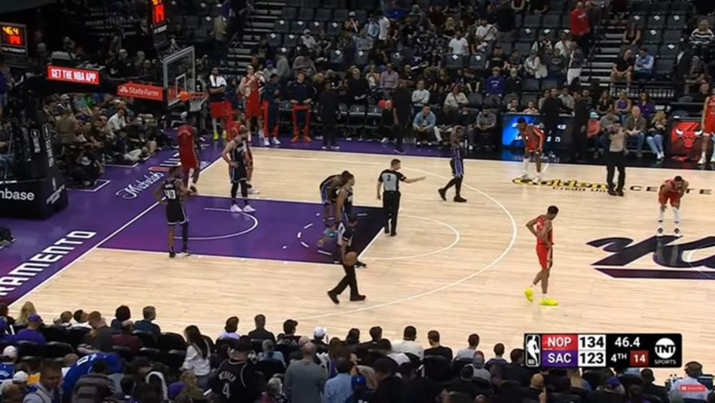 Φίλαθλος των Κινγκς πέταξε μία φτερούγα κοτόπουλου στο ματς με τους Πέλικανς και το διέκοψε