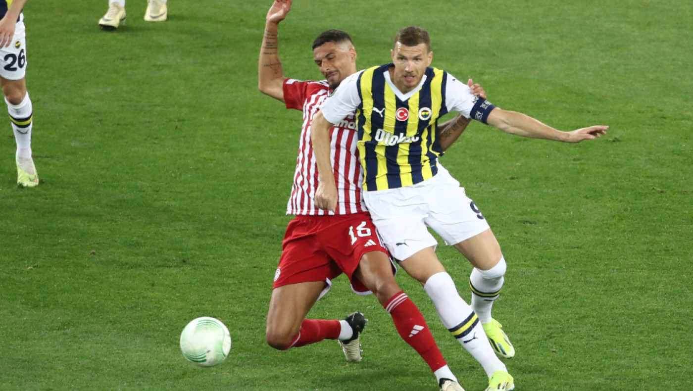 Πρόκληση Τζέκο με τη σημαία της Τουρκίας μέσα στο Καραϊσκάκης!