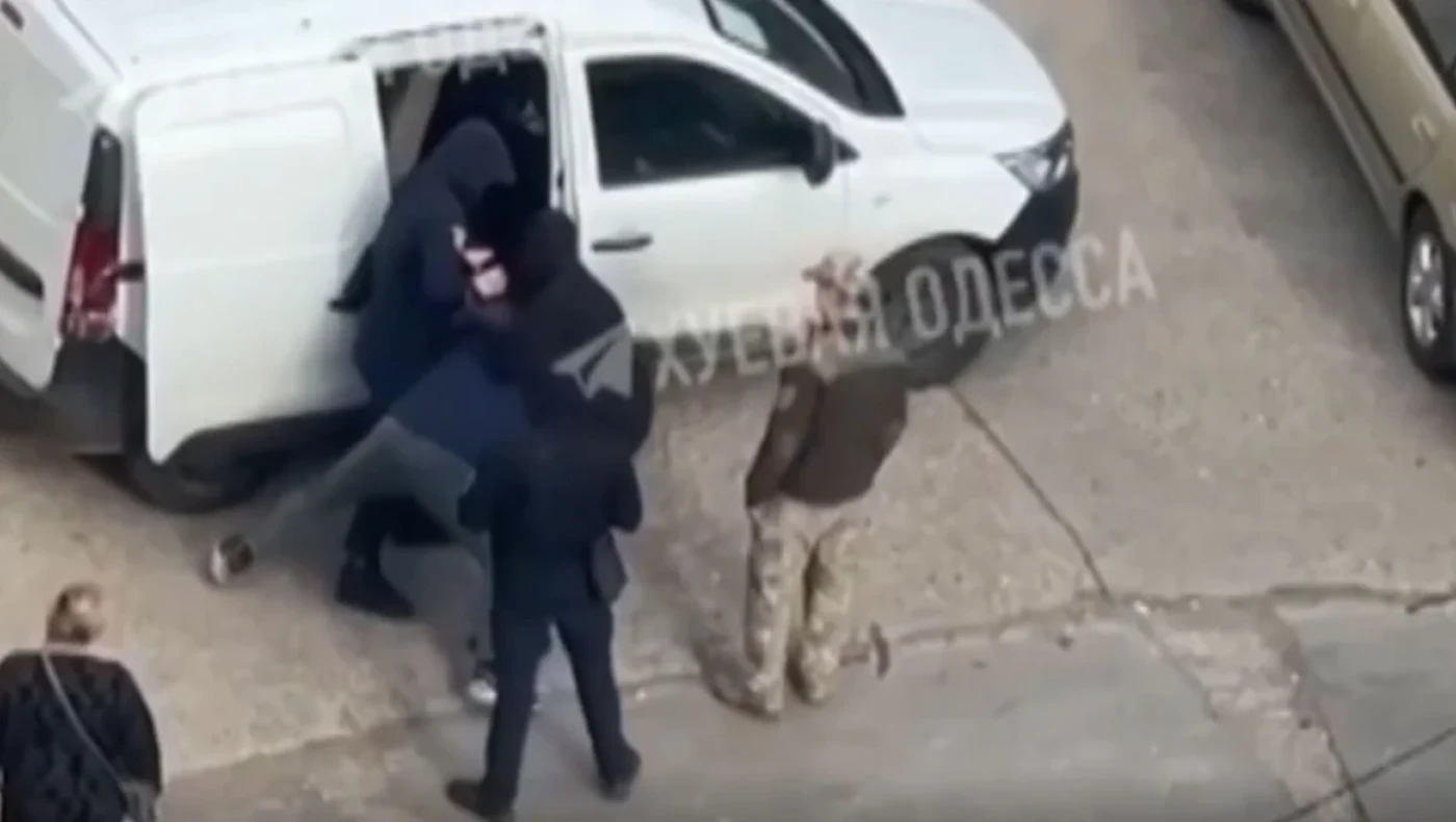 Ουκρανία: «Σαπίζουν» στο ξύλο πολίτες που δεν θέλουν να επιστρατευτούν