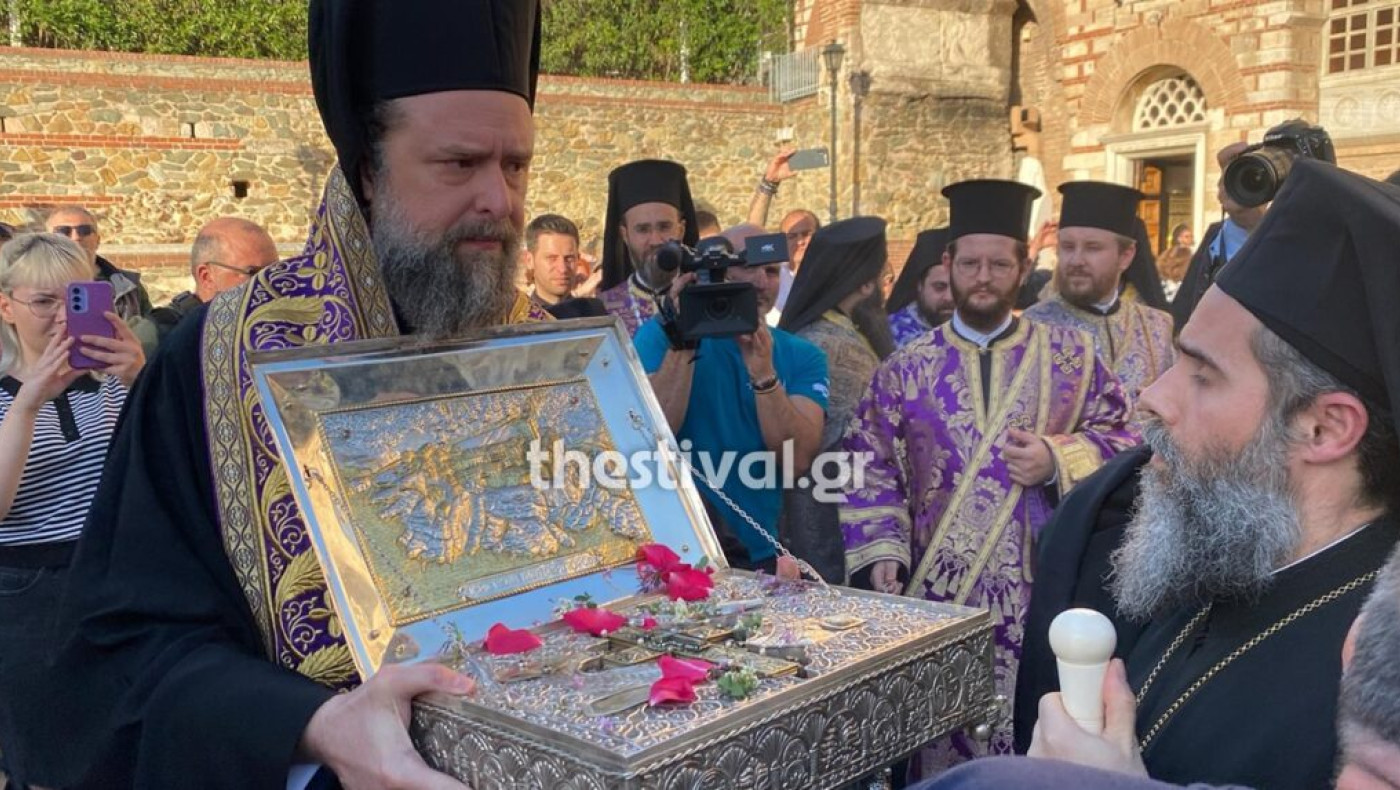 Θεσσαλονίκη:  Σε κλίμα κατάνυξης η υποδοχή τμήματος του Άρραφου Χιτώνος του Ιησού στον Άγιο Δημήτριο