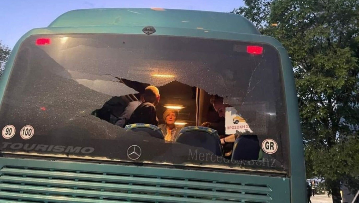 Λεωφορείο φίλων της Μπριζ έπεσε πάνω σε στύλο - Προκλήθηκαν υλικές ζημιές