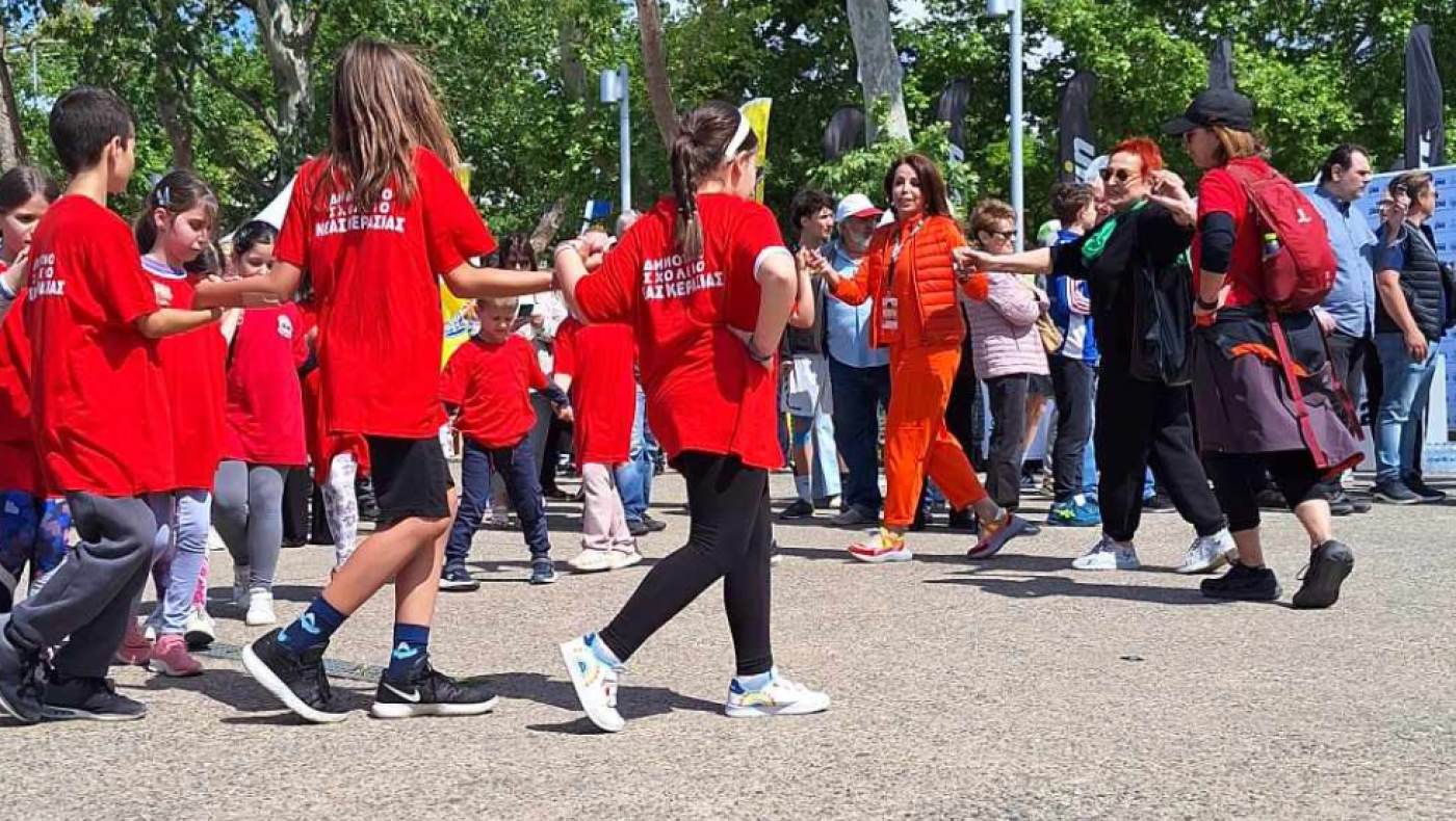 Έσυρε το χορό η Βούλα Πατουλίδου στον 18ο Μαραθώνιο Θεσσαλονίκης