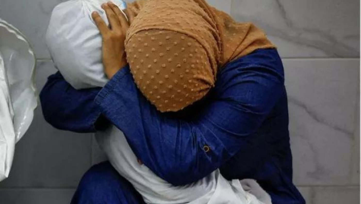 Παγκόσμια φωτογραφία της χρονιάς: Η Παλαιστίνια που κρατά την σαβανωμένη, νεκρή ανιψιά της