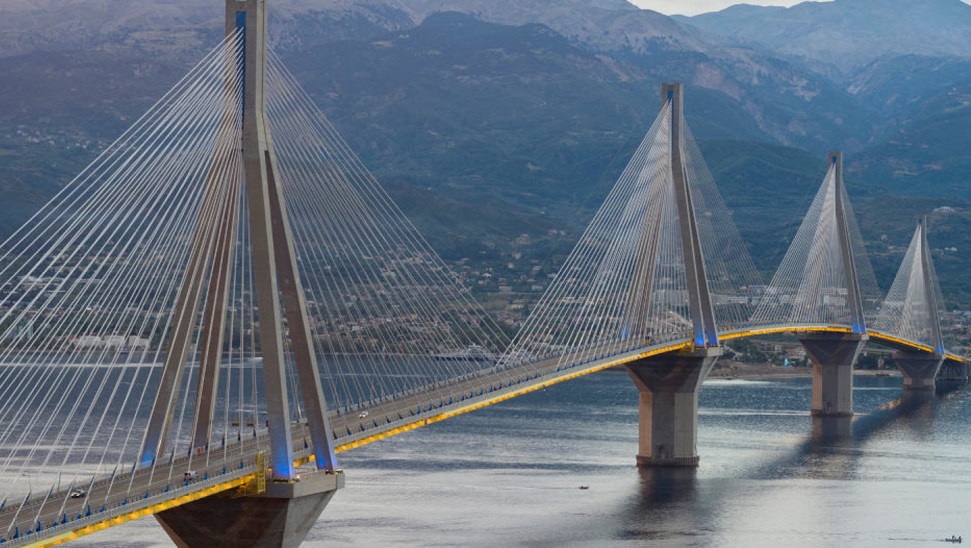 Παρ' ολίγον τραγωδία στη γέφυρα Ρίου-Αντιρρίου: Αυτοκίνητο εξετράπη και έπεσε στα κιγκλιδώματα