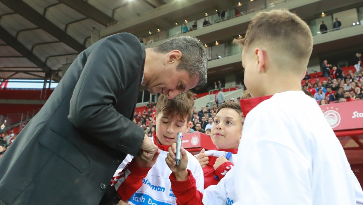 Ολυμπιακός - ΠΑΟΚ: Ο Λουτσέσκου υπέγραψε φανέλες μικρών φίλων των ερυθρολεύκων