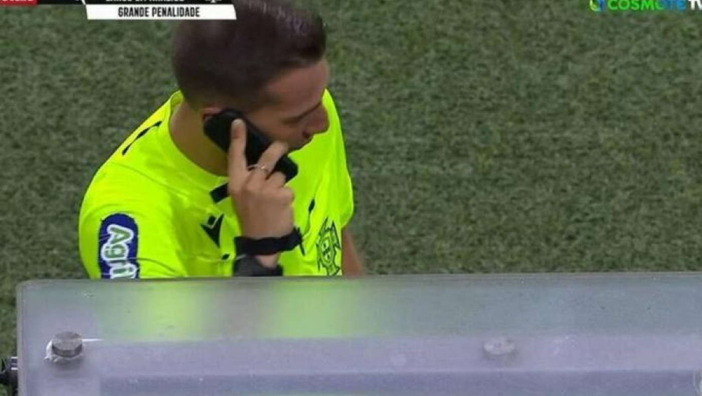 Νογκέιρα: Όταν ο διαιτητής του Ολυμπιακός - ΠΑΟΚ έγινε viral-Είχε πάρει τηλέφωνο τον VAR εν ώρα αγώνα