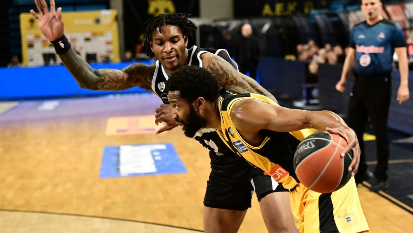 «Βομβαρδισμός» τριπόντων από την ΑΕΚ στην τραγική άμυνα του ΠΑΟΚ και ήττα στα Λιόσια (vids)