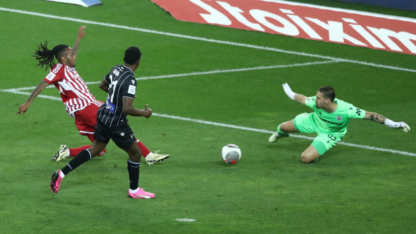 ΚΑΘΑΡΟ φάουλ στο δεύτερο γκολ του Ολυμπιακού, έδειξε σέντρα ο Νογκέιρα