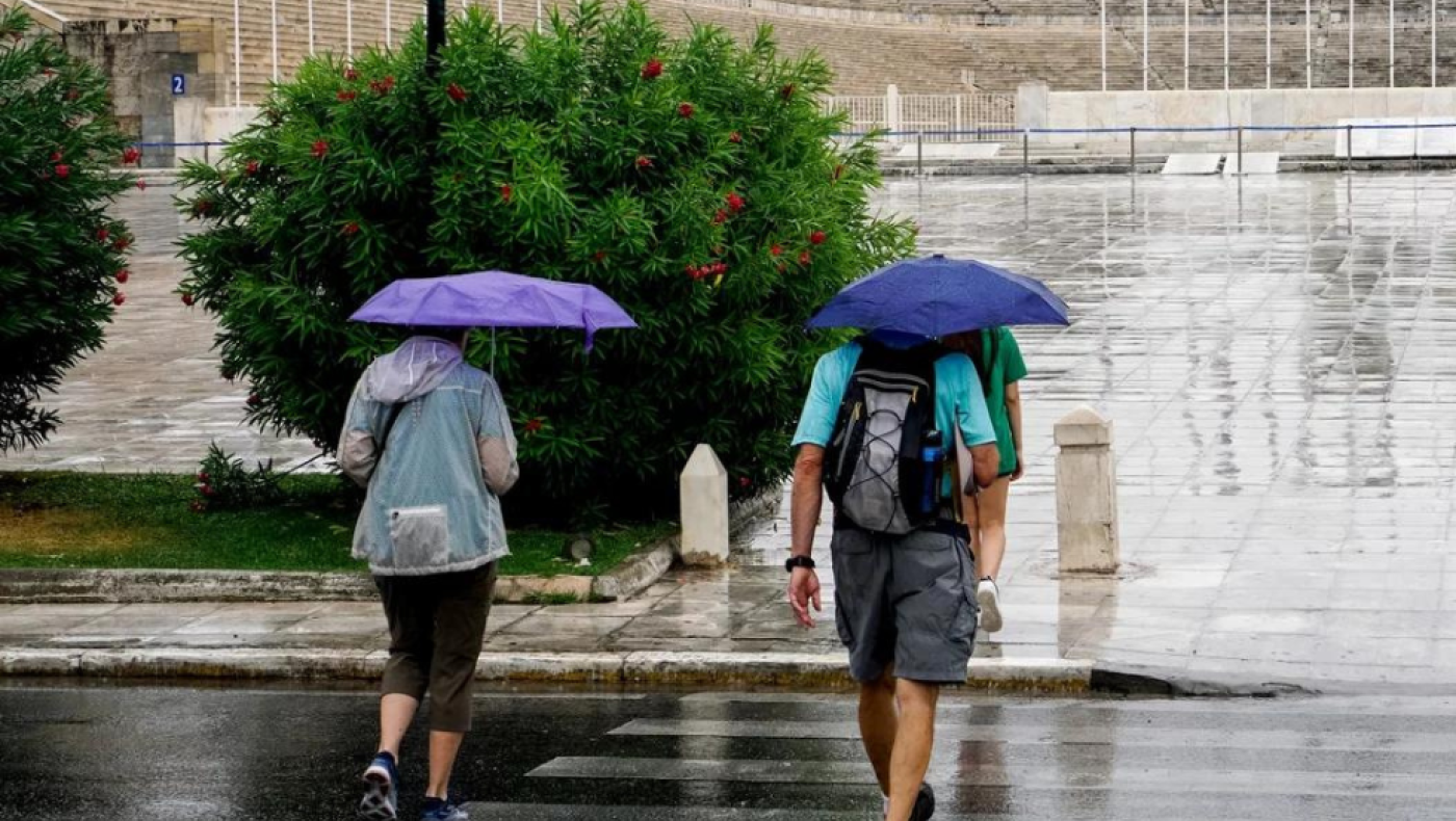 Σάκης Αρναούτογλου: Μετά τη σκόνη, έρχονται οι βροχές -Το σκηνικό του καιρού τη Μεγάλη Εβδομάδα