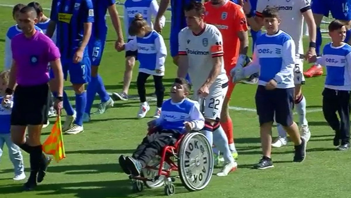 Λαμία - ΠΑΟΚ: Ο μικρός Γιάννης στον αγωνιστικό χώρο με τον Σβαμπ